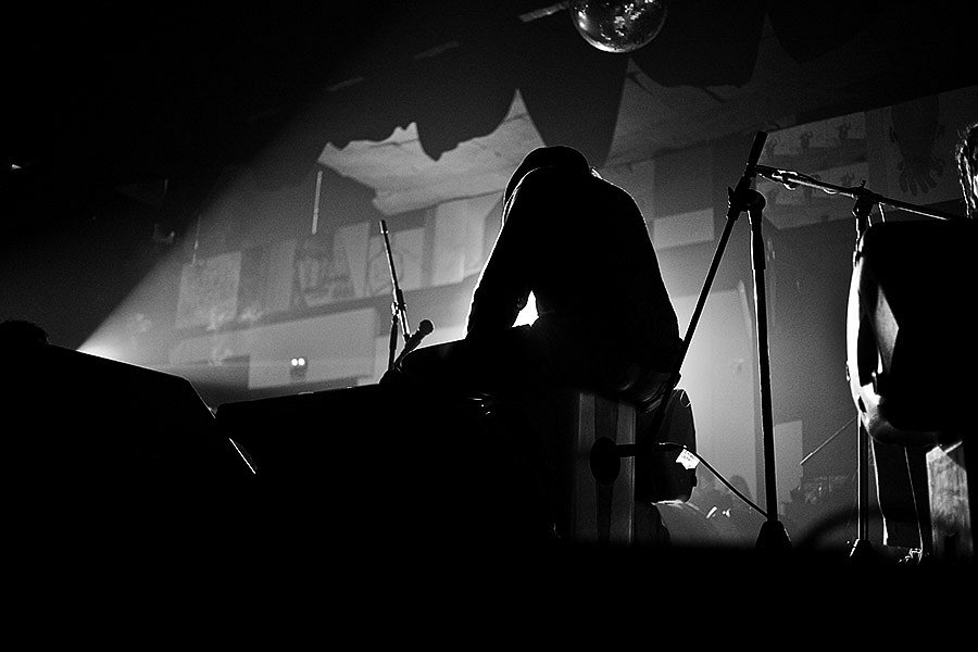 Jerry Gonzalez playing cajón on the stage